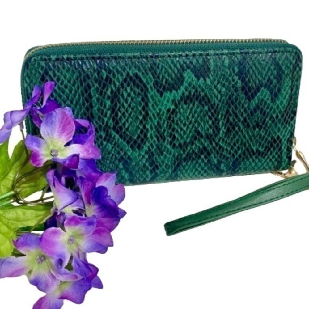 NWOT Green faux fake imitation alligator skin wallet clutch wristlet